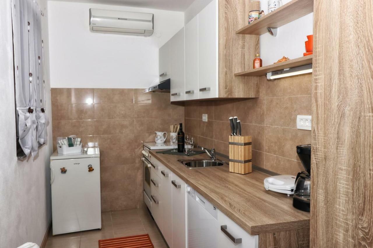 Apartment Edi Pula Exteriör bild